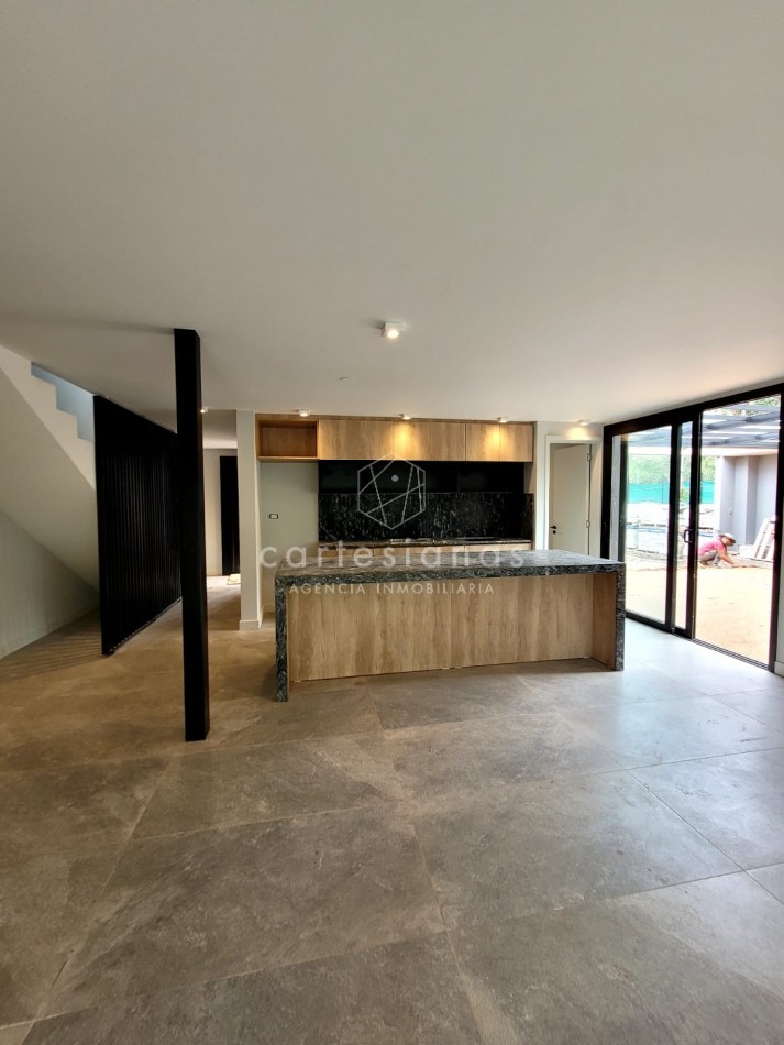 PREMIUM! HOUSING DUPLEX 3 DORMITORIOS. VILLA WARCALDE. POSESION JUNIO 2025