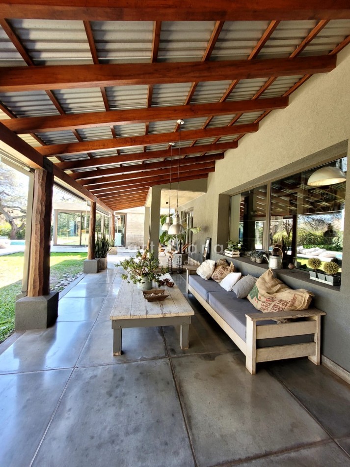 COUNTRY EL BOSQUE IMPECABLE! CASA DE 3 DORMITORIOS 650 MTS CUB.