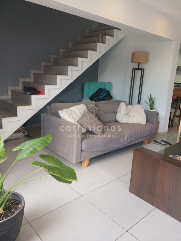 APTA CREDITO. A MTS DE RECTA MARTINOLLI CASA 3 DORM C/PILETA.