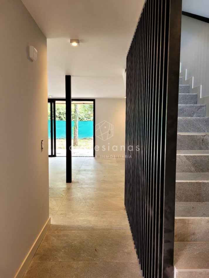 PREMIUM! HOUSING DUPLEX 3 DORMITORIOS. VILLA WARCALDE. POSESION JUNIO 2025