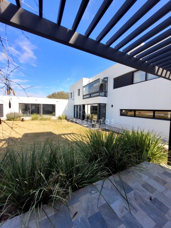 PREMIUM! CASA 4 DORM EN CAUSANA. 650 MTS CUB, 5000 MTS LOTE