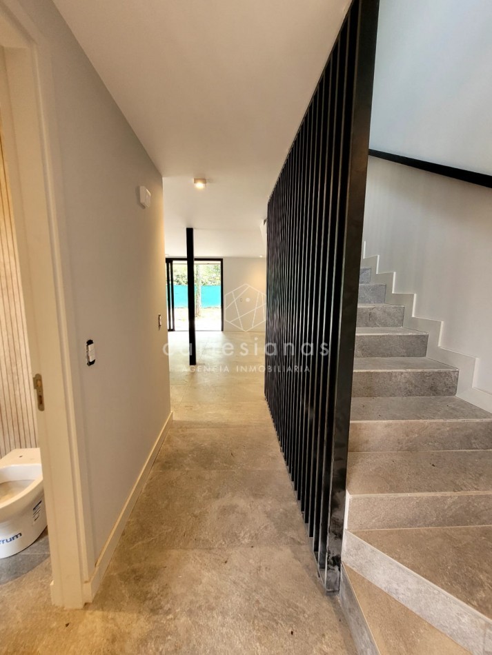 PREMIUM! HOUSING DUPLEX 3 DORMITORIOS. VILLA WARCALDE. POSESION JUNIO 2025