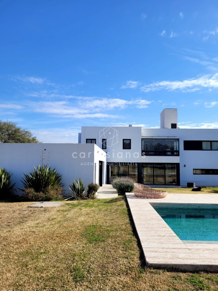 PREMIUM! CASA 4 DORM EN CAUSANA. 650 MTS CUB, 5000 MTS LOTE