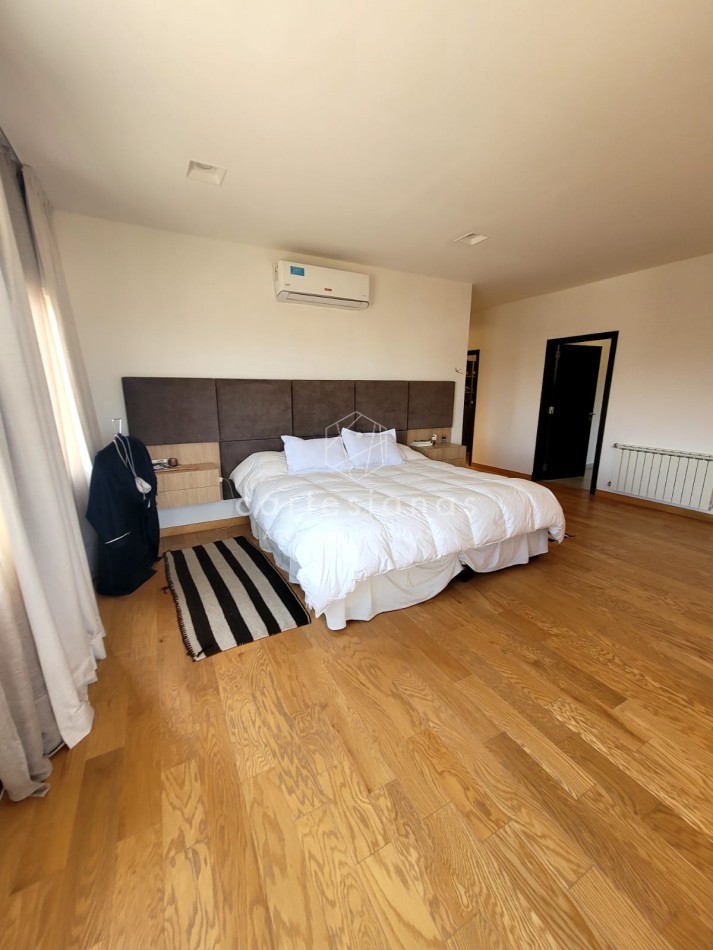 PREMIUM! CASA 4 DORM EN CAUSANA. 650 MTS CUB, 5000 MTS LOTE