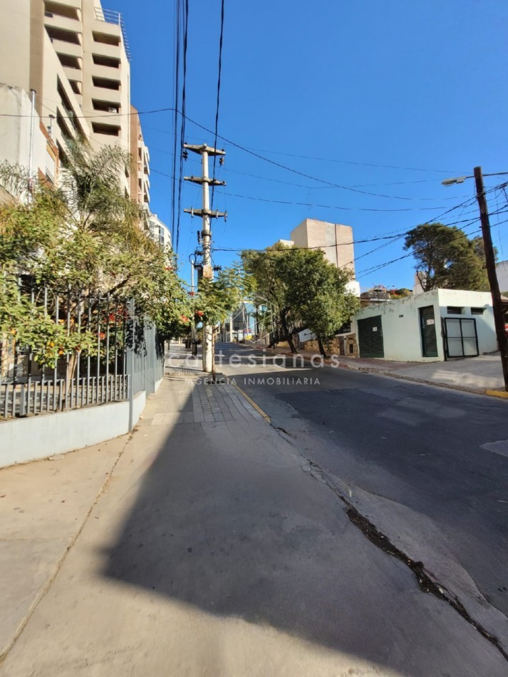 LOCAL CON ENTREPISO ZONA TRIBUNALES 1. SOBRE MARIANO MORENO