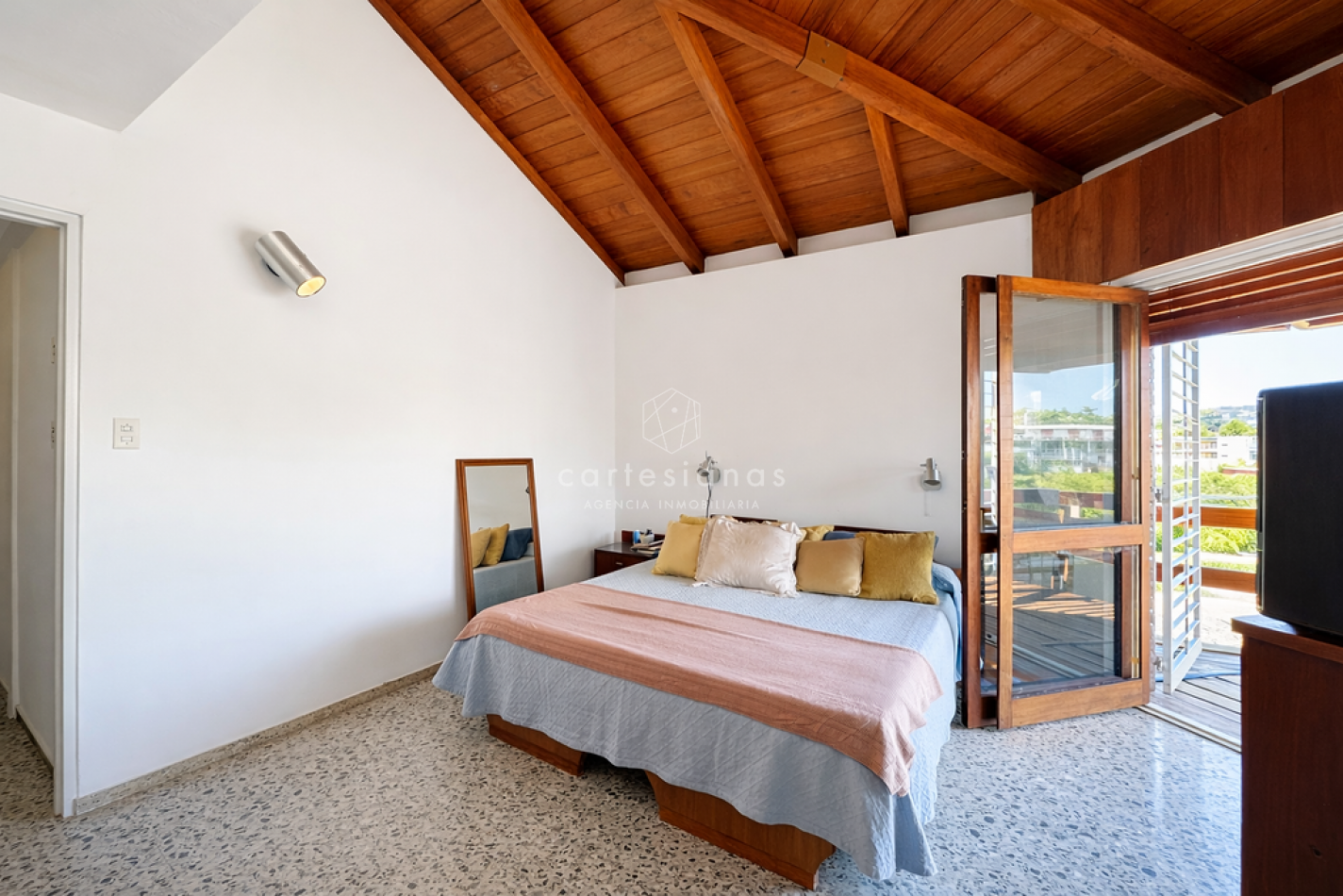 CARLOS PAZ| HERMOSA CASA SOBRE LA COSTA DEL RIO LOS CHORRILLOS