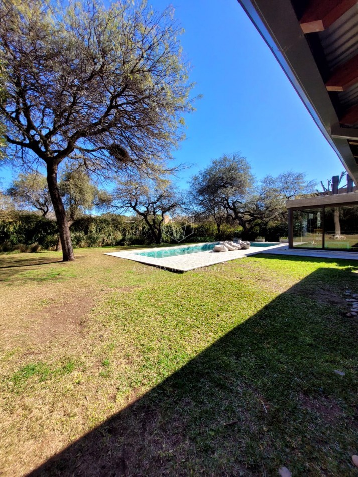 COUNTRY EL BOSQUE IMPECABLE! CASA DE 3 DORMITORIOS 650 MTS CUB.