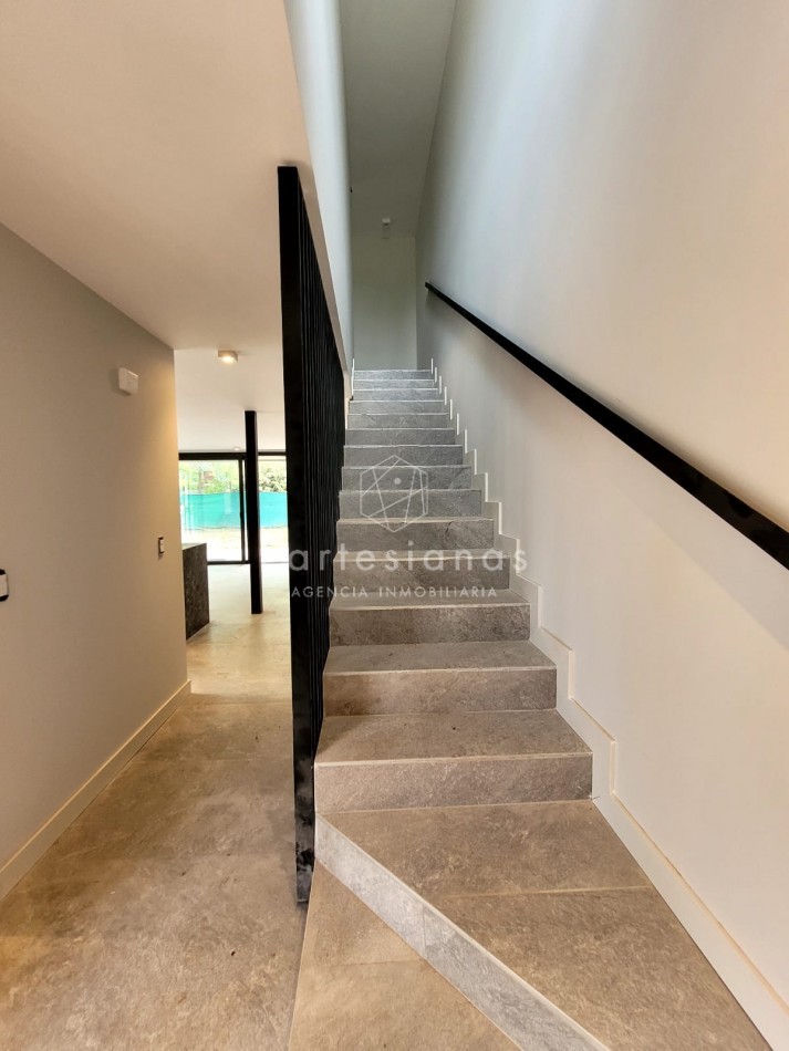 PREMIUM! HOUSING DUPLEX 3 DORMITORIOS. VILLA WARCALDE. POSESION JUNIO 2025