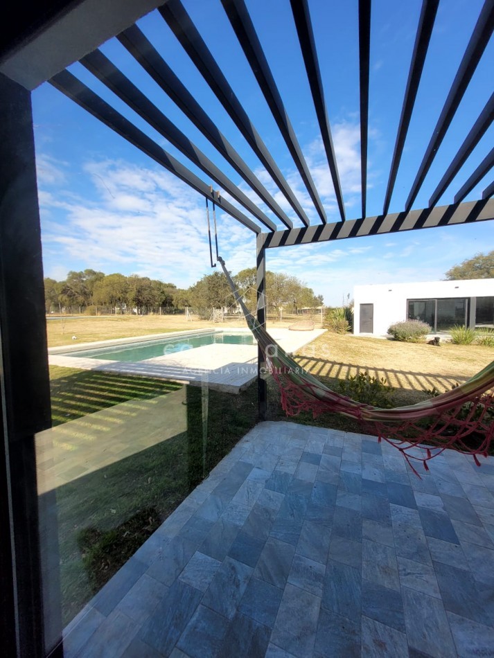 PREMIUM! CASA 4 DORM EN CAUSANA. 650 MTS CUB, 5000 MTS LOTE