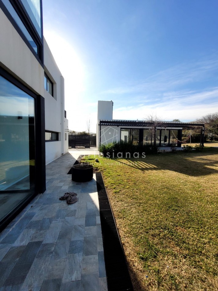PREMIUM! CASA 4 DORM EN CAUSANA. 650 MTS CUB, 5000 MTS LOTE