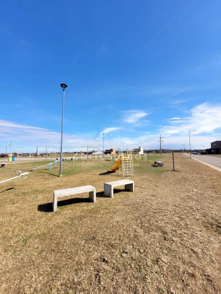 DOCTA LOTE DE 360 M2 - FRENTE A ESPACIO VERDE