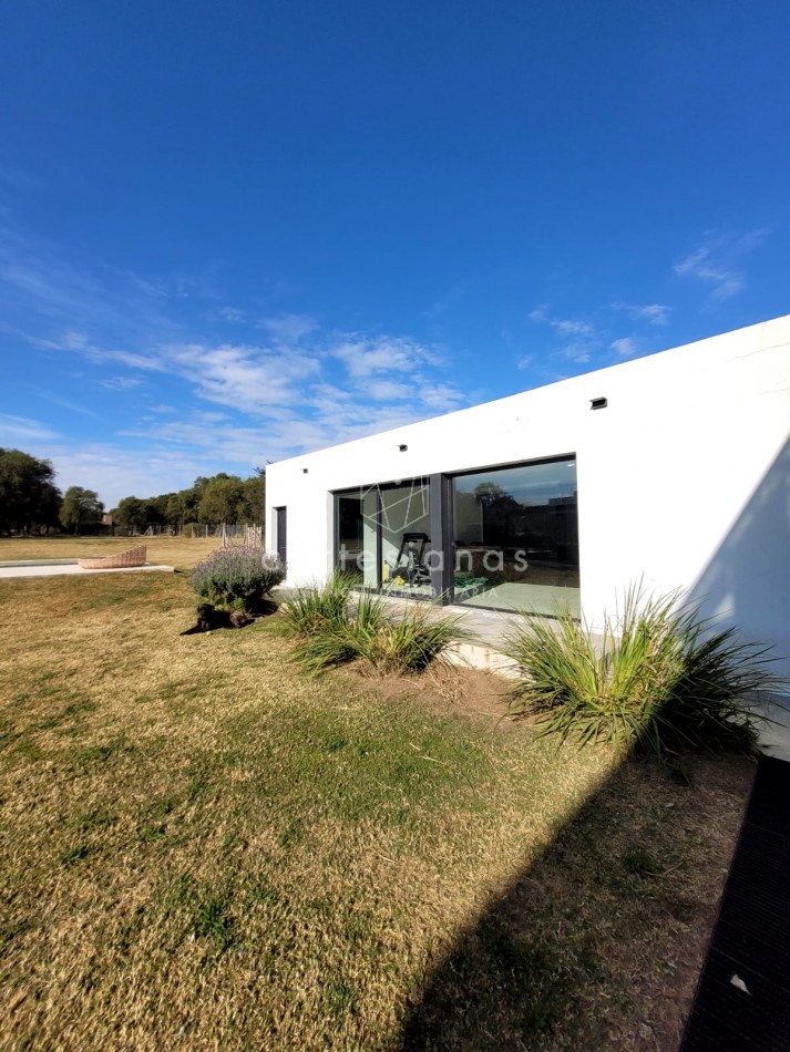 PREMIUM! CASA 4 DORM EN CAUSANA. 650 MTS CUB, 5000 MTS LOTE