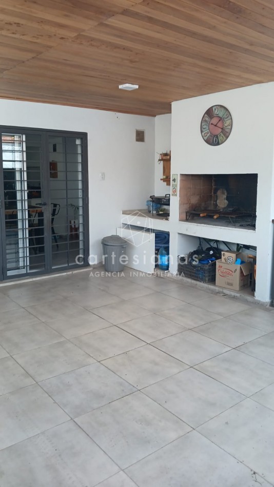 APTA CREDITO. A MTS DE RECTA MARTINOLLI CASA 3 DORM C/PILETA.
