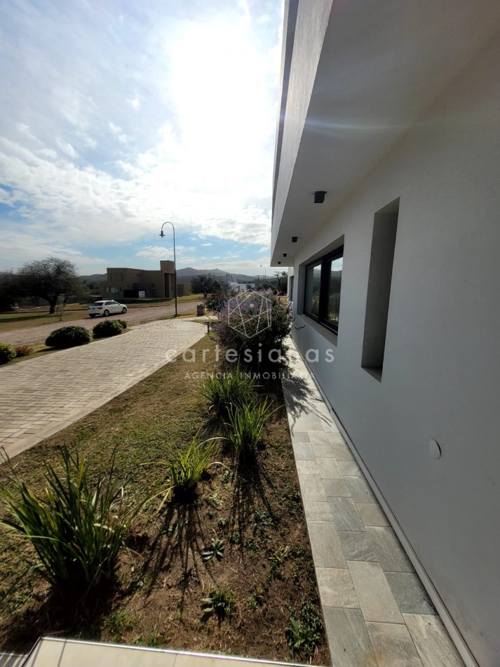 PREMIUM! CASA 4 DORM EN CAUSANA. 650 MTS CUB, 5000 MTS LOTE