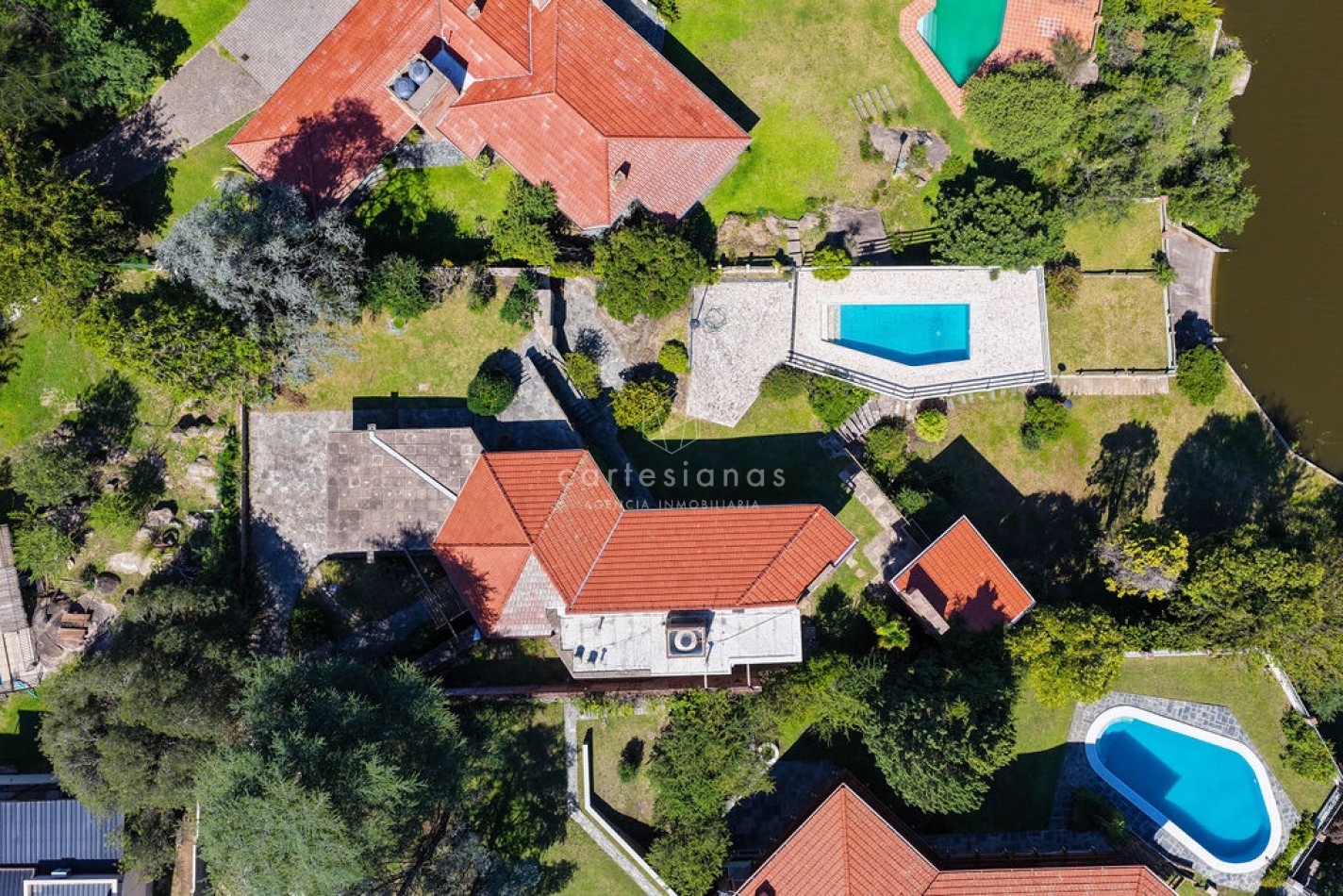 CARLOS PAZ| HERMOSA CASA SOBRE LA COSTA DEL RIO LOS CHORRILLOS