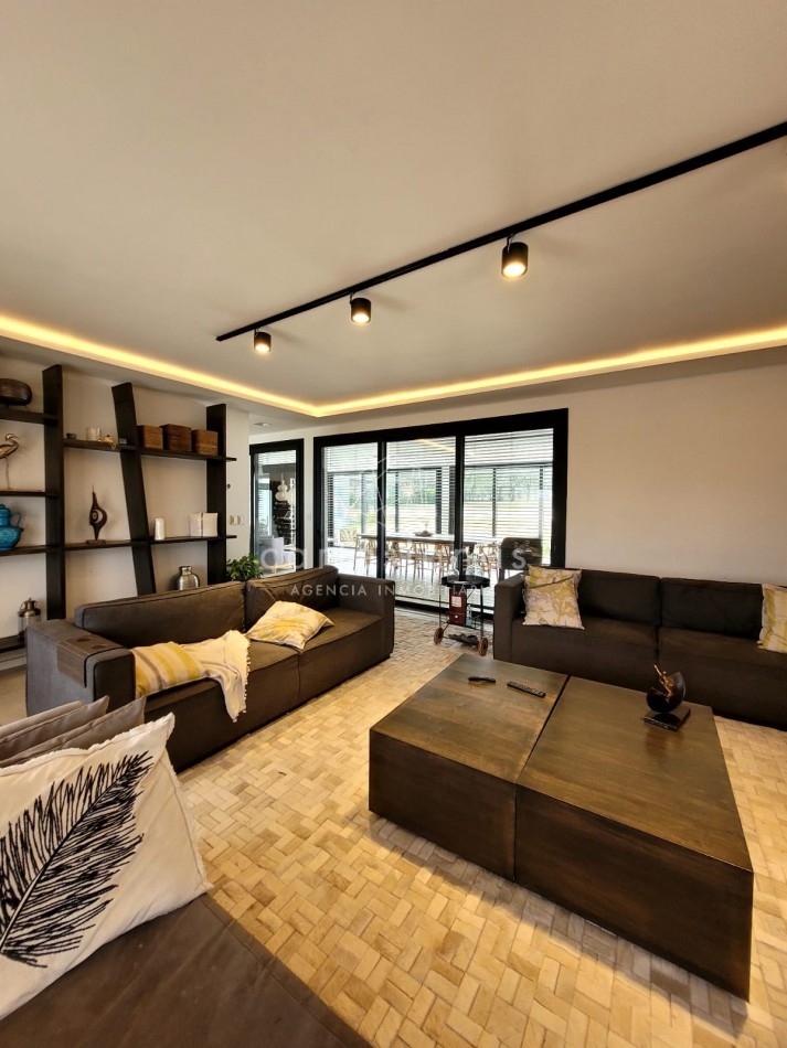 PREMIUM! CASA 4 DORM EN CAUSANA. 650 MTS CUB, 5000 MTS LOTE