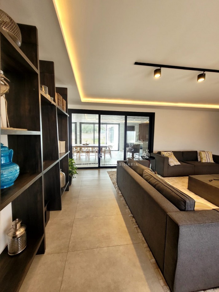 PREMIUM! CASA 4 DORM EN CAUSANA. 650 MTS CUB, 5000 MTS LOTE