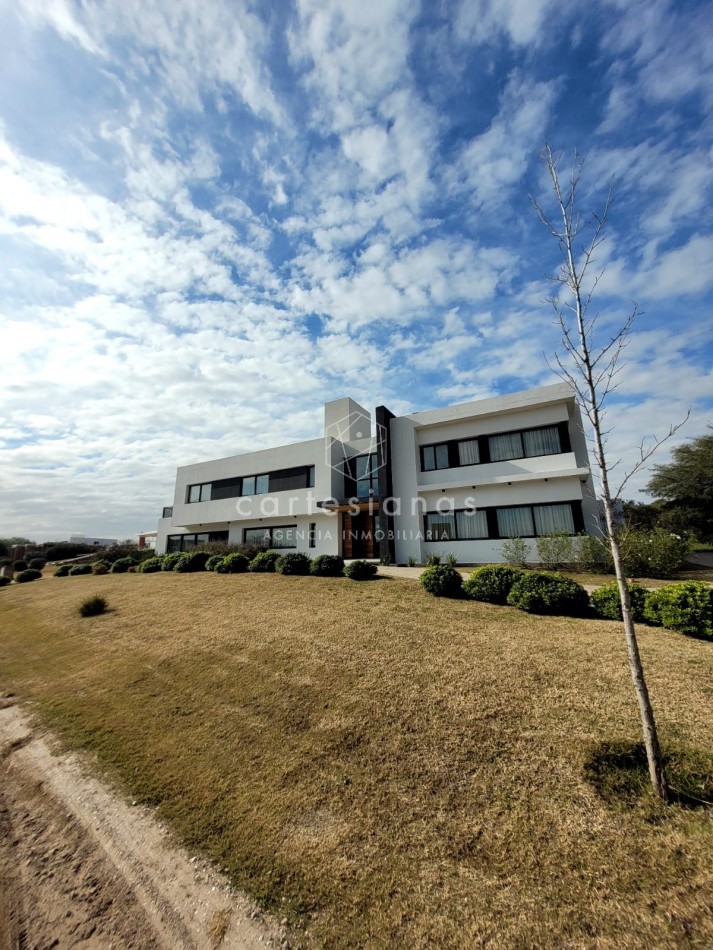 PREMIUM! CASA 4 DORM EN CAUSANA. 650 MTS CUB, 5000 MTS LOTE