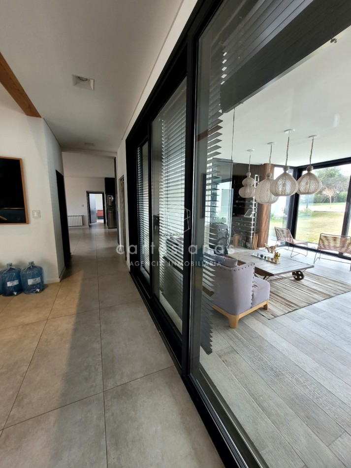 PREMIUM! CASA 4 DORM EN CAUSANA. 650 MTS CUB, 5000 MTS LOTE