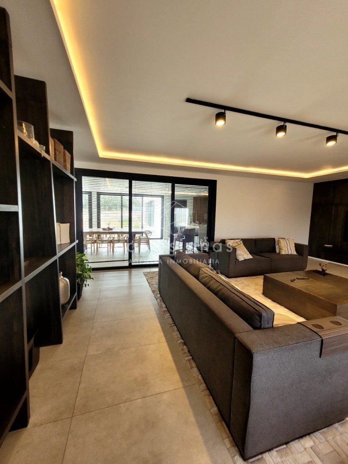 PREMIUM! CASA 4 DORM EN CAUSANA. 650 MTS CUB, 5000 MTS LOTE