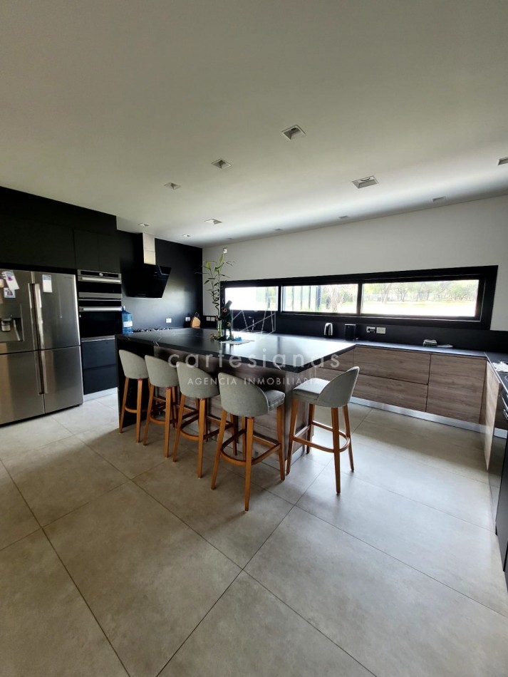 PREMIUM! CASA 4 DORM EN CAUSANA. 650 MTS CUB, 5000 MTS LOTE