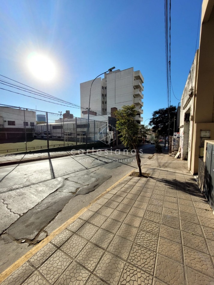 LOCAL CON ENTREPISO ZONA TRIBUNALES 1. SOBRE MARIANO MORENO