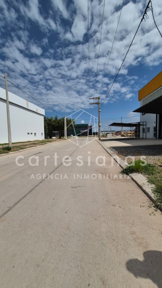 EN ALQUILER. NAVE DE 900 MTS2. PARQUE INDUSTRIAL POLO 52