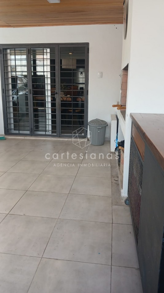 APTA CREDITO. A MTS DE RECTA MARTINOLLI CASA 3 DORM C/PILETA.