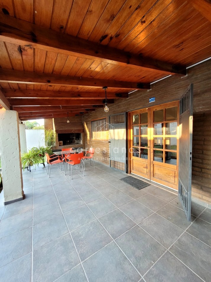 HERMOSA CASA 3 DORM CON/PILETA. VILLA RIVERA INDARTE
