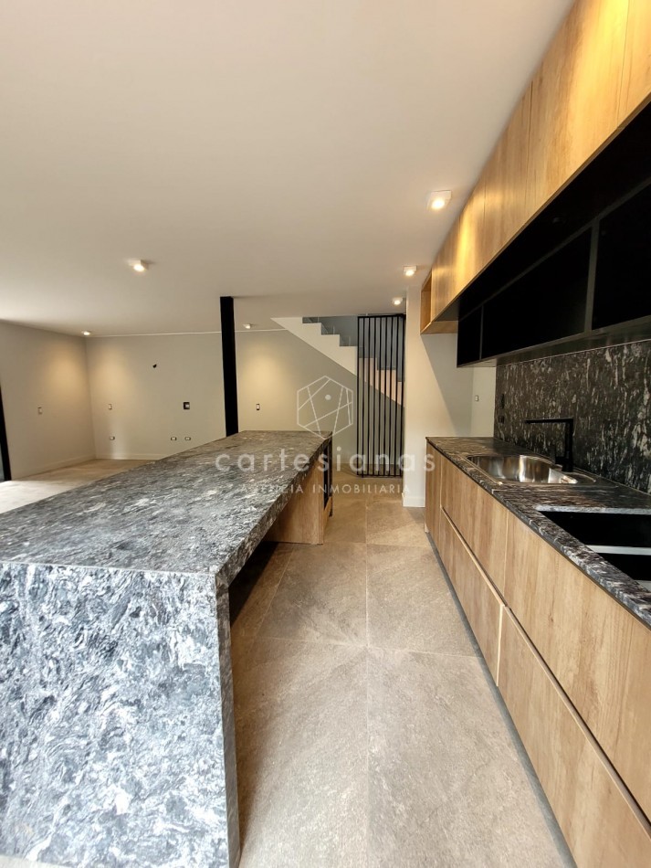 PREMIUM! HOUSING DUPLEX 3 DORMITORIOS. VILLA WARCALDE. POSESION JUNIO 2025