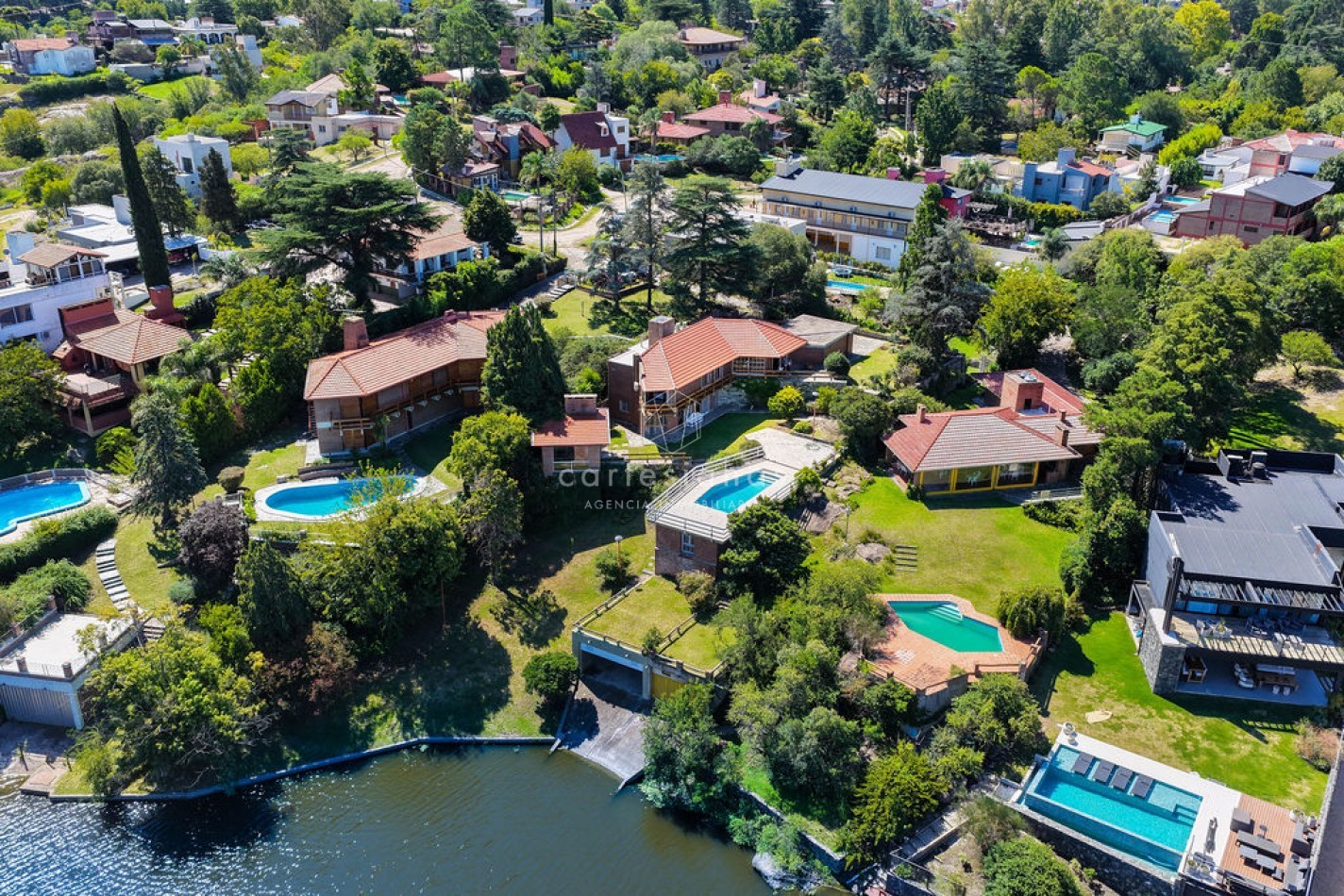 CARLOS PAZ| HERMOSA CASA SOBRE LA COSTA DEL RIO LOS CHORRILLOS