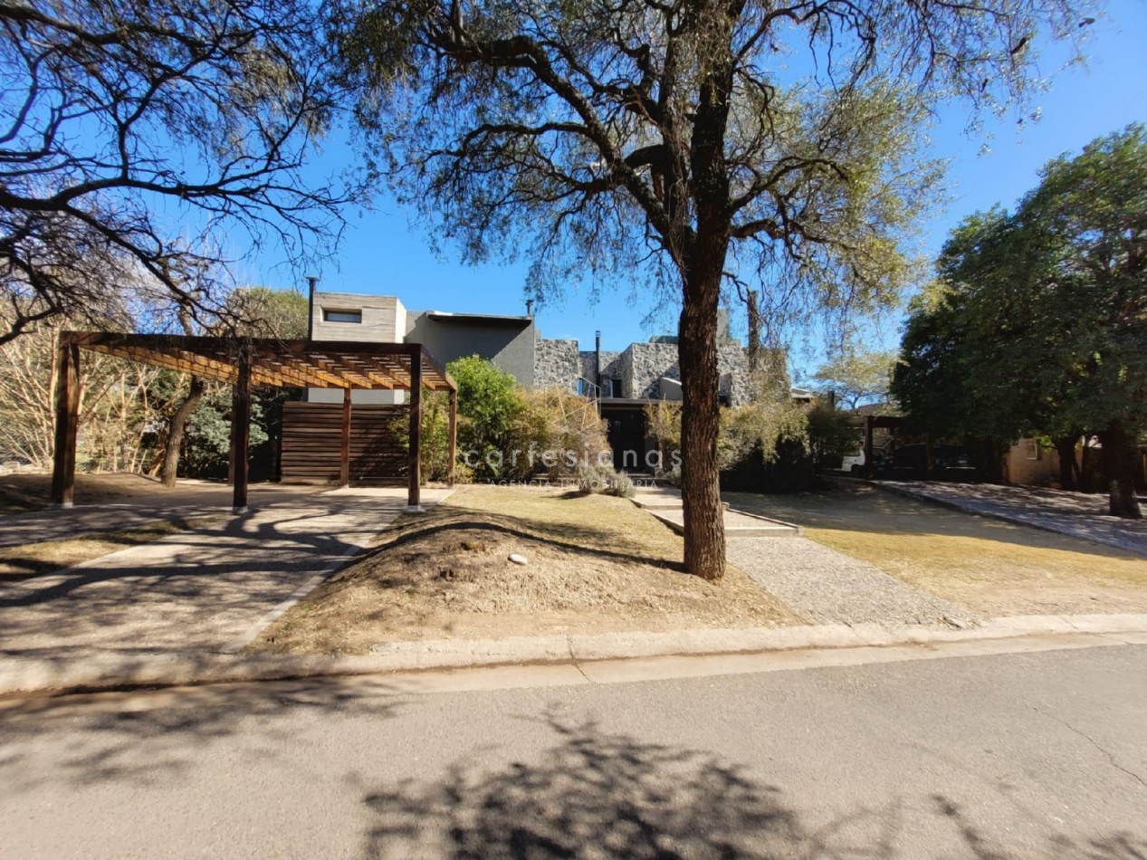 COUNTRY EL BOSQUE IMPECABLE! CASA DE 3 DORMITORIOS 650 MTS CUB.