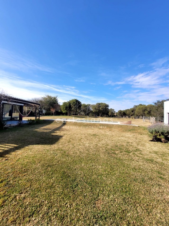 PREMIUM! CASA 4 DORM EN CAUSANA. 650 MTS CUB, 5000 MTS LOTE
