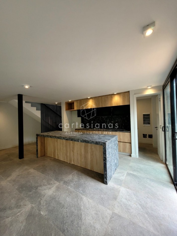 PREMIUM! HOUSING DUPLEX 3 DORMITORIOS. VILLA WARCALDE. POSESION JUNIO 2025