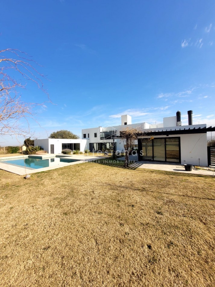PREMIUM! CASA 4 DORM EN CAUSANA. 650 MTS CUB, 5000 MTS LOTE