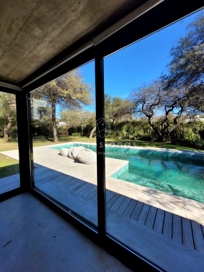 COUNTRY EL BOSQUE IMPECABLE! CASA DE 3 DORMITORIOS 650 MTS CUB.
