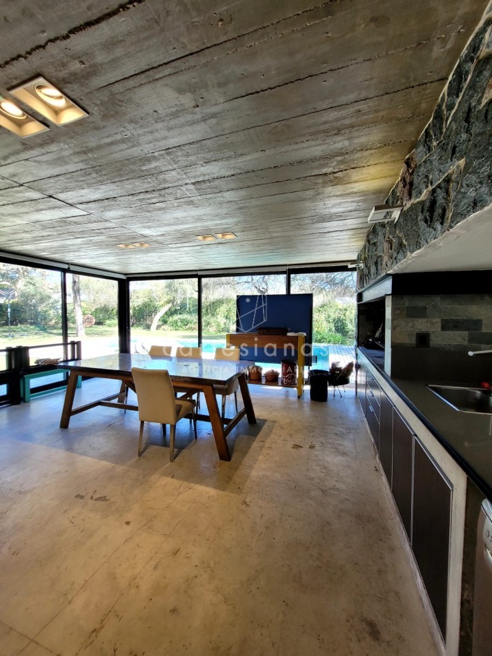 COUNTRY EL BOSQUE IMPECABLE! CASA DE 3 DORMITORIOS 650 MTS CUB.