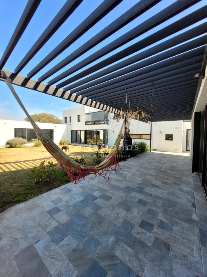 PREMIUM! CASA 4 DORM EN CAUSANA. 650 MTS CUB, 5000 MTS LOTE