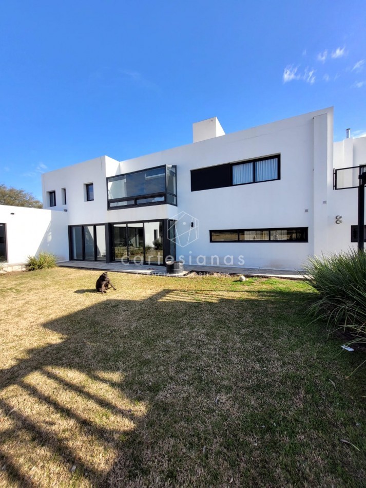 PREMIUM! CASA 4 DORM EN CAUSANA. 650 MTS CUB, 5000 MTS LOTE