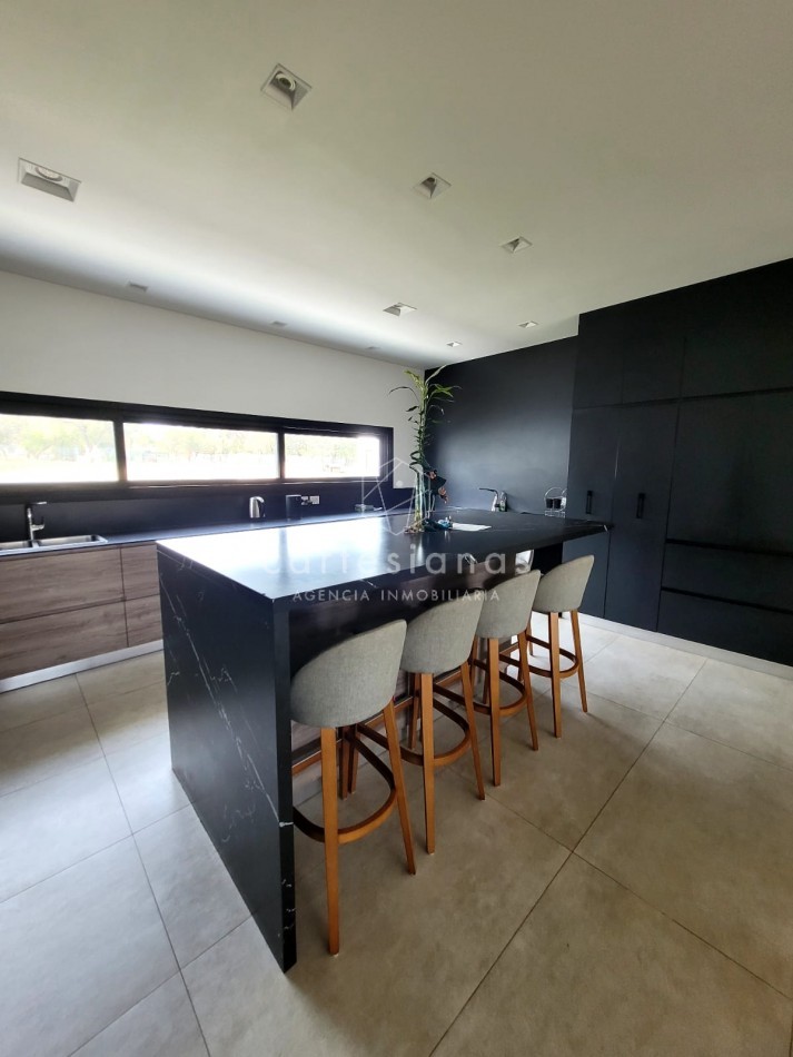 PREMIUM! CASA 4 DORM EN CAUSANA. 650 MTS CUB, 5000 MTS LOTE
