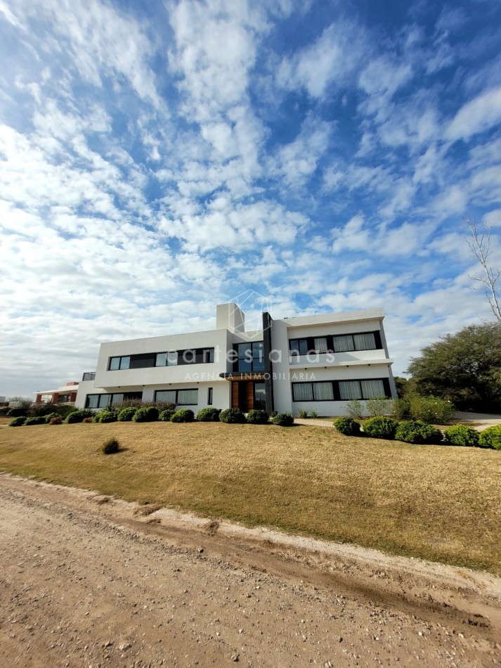 PREMIUM! CASA 4 DORM EN CAUSANA. 650 MTS CUB, 5000 MTS LOTE