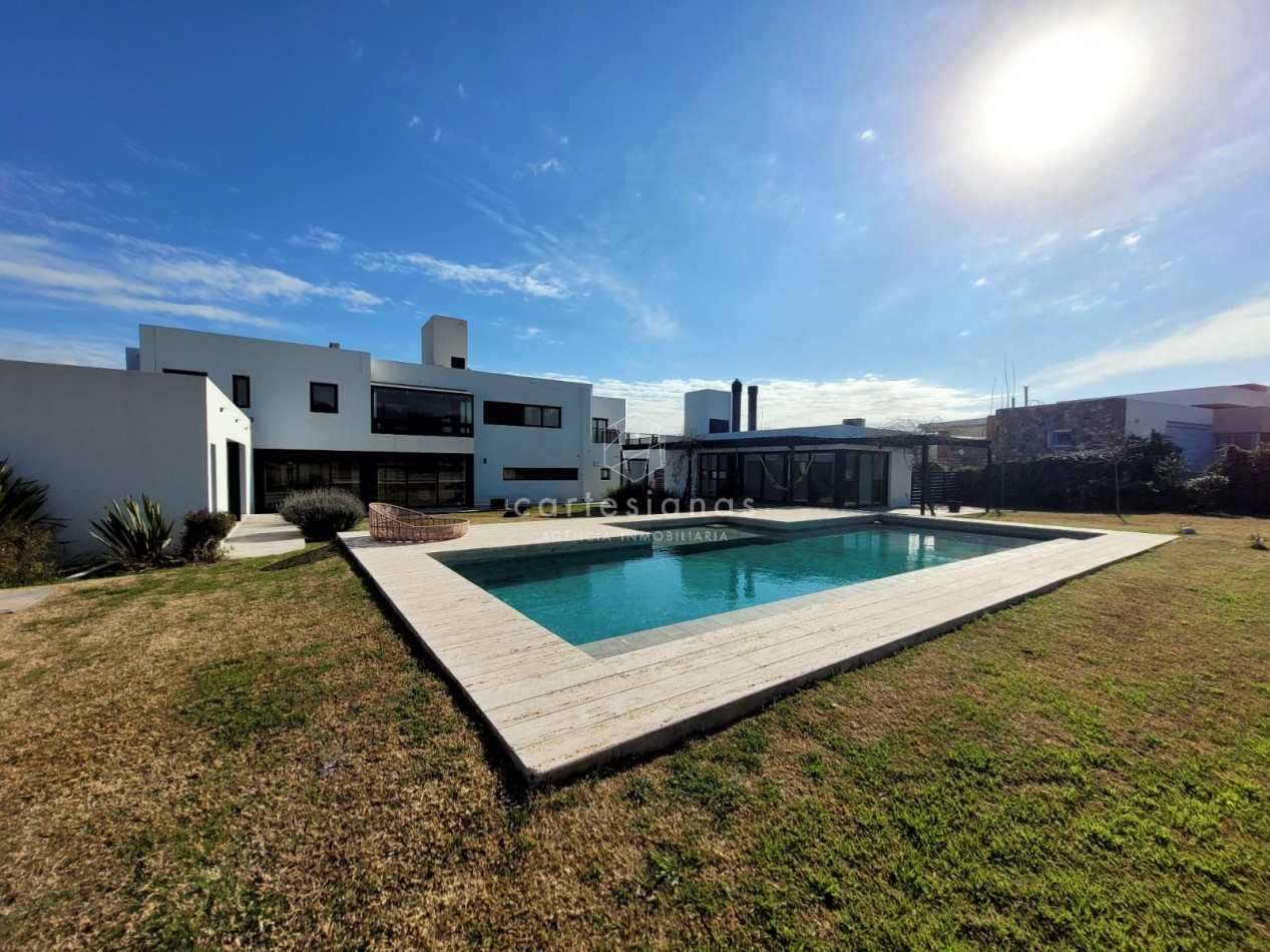 PREMIUM! CASA 4 DORM EN CAUSANA. 650 MTS CUB, 5000 MTS LOTE